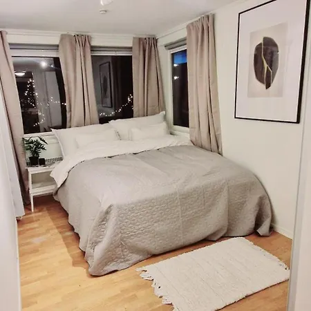 In Tromso, Located Between The Arctic Cathedral And The Cable Car Apartmán *